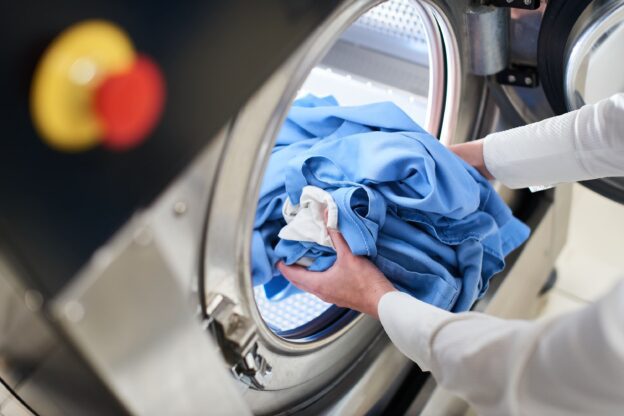 Cuidados simples na lavagem ajudam a evitar manchas nas roupas