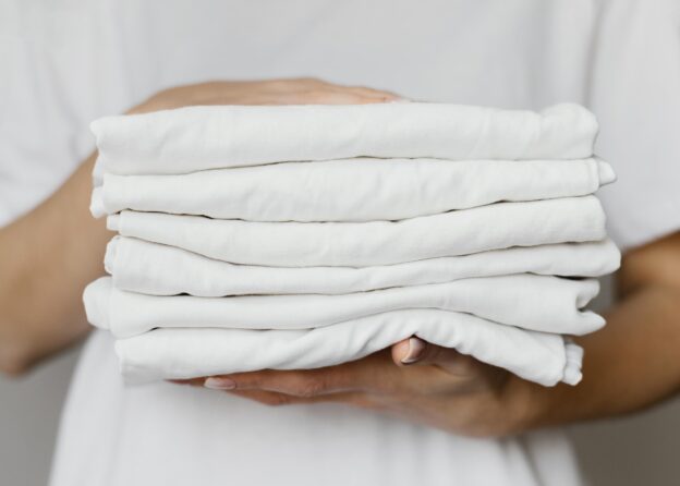 Serviço de lavanderia profissional com máquinas modernas e roupas organizadas