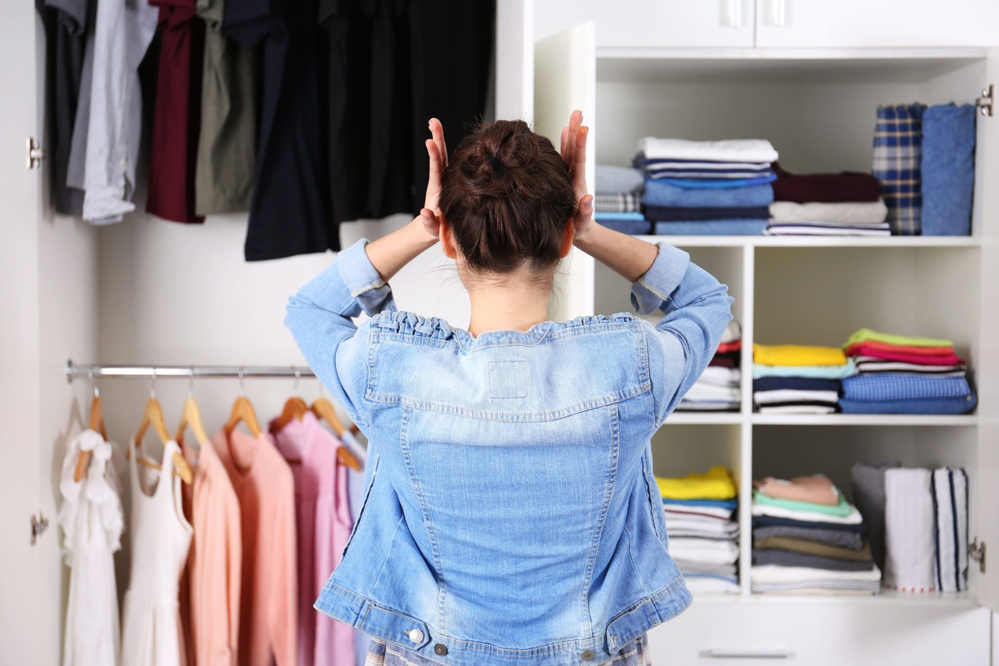 Como tirar cheiro de roupa guardada: soluções eficientes para recuperar ...